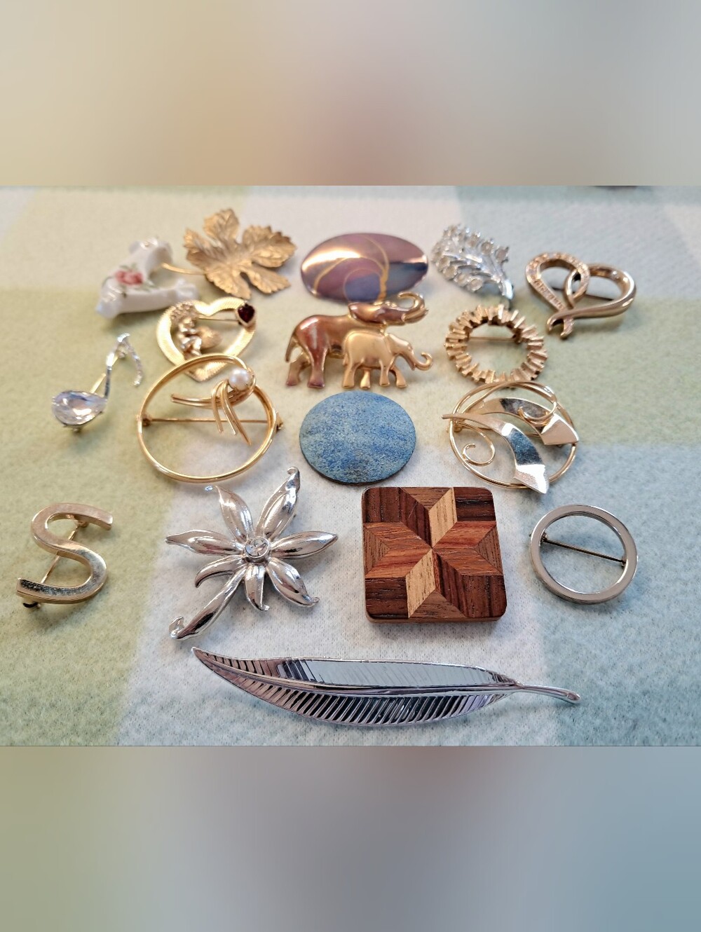 Brooches Vintage Costume Jewelry Lot Elephant Heart Feather Leaf - Picture 2 of 13